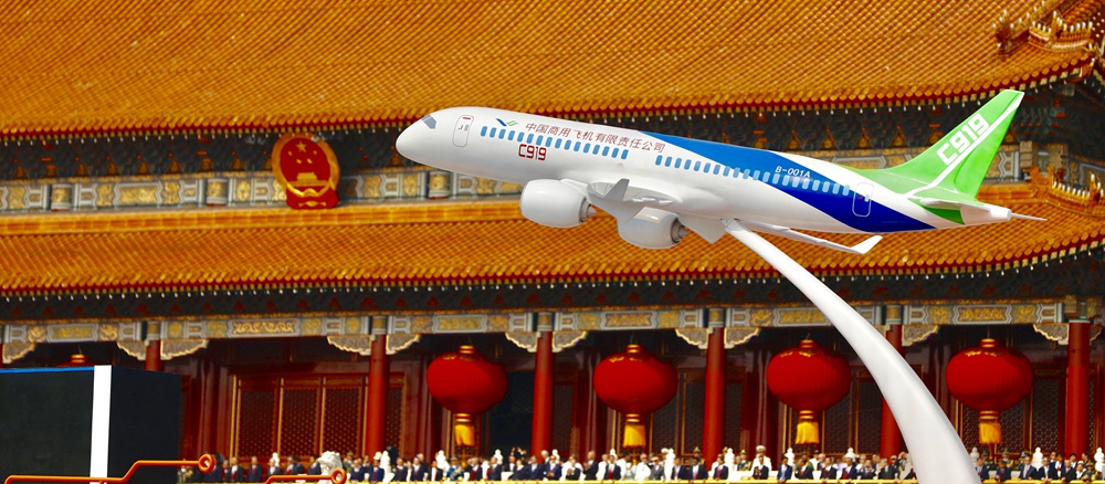 C919大型客機模型亮相新中國成立70周年慶?；顒?dòng).jpg