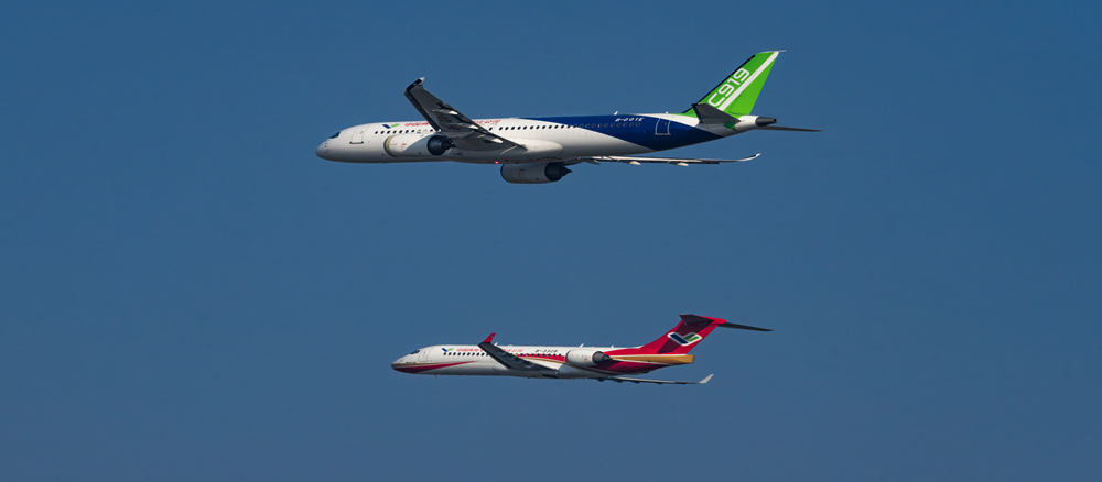 C919飛機首次飛抵拉薩，與正在進(jìn)行演示飛行的ARJ21飛機相聚在“世界屋脊”青藏高原_副本.jpg